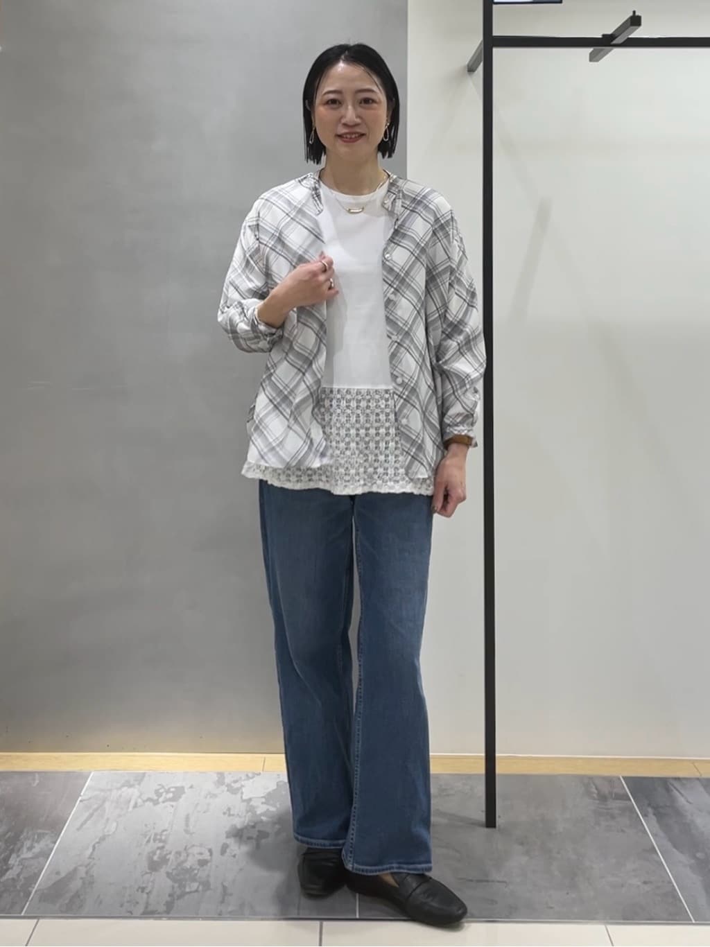 shihoさんの「INDIVI｜【2WAY／シアー】バイアスチェック柄＆無地 カシュクールシャツ」を使ったコーディネート