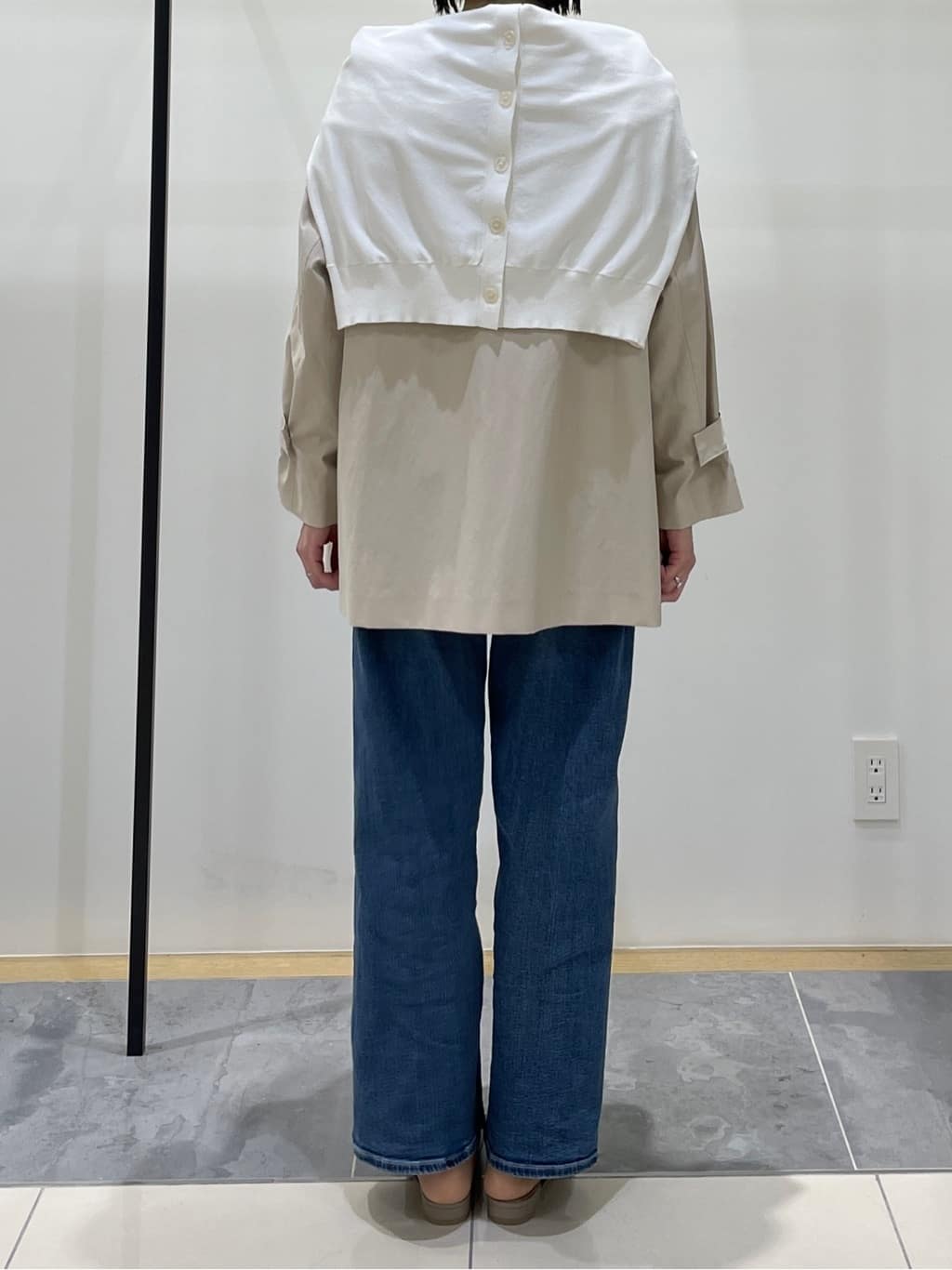 shihoさんの「INDIVI｜【撥水/軽量】ミドル丈 ミニマルトレンチコート」を使ったコーディネート