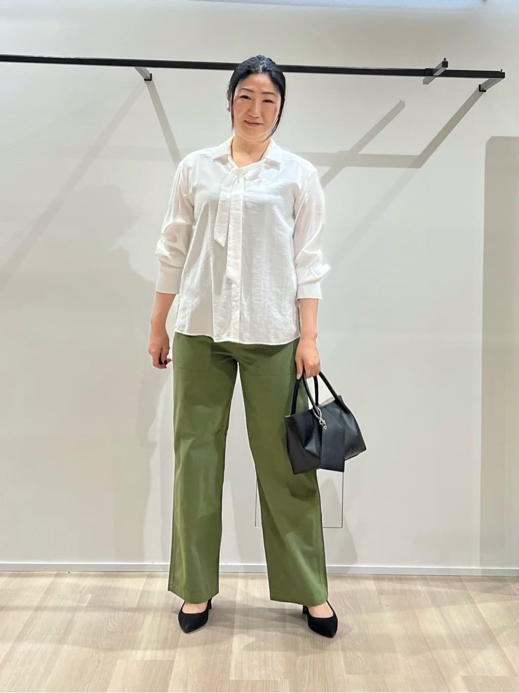TOMOMIさんの「UNTITLED｜【洗える/接触冷感】リラックスボウタイブラウス」を使ったコーディネート