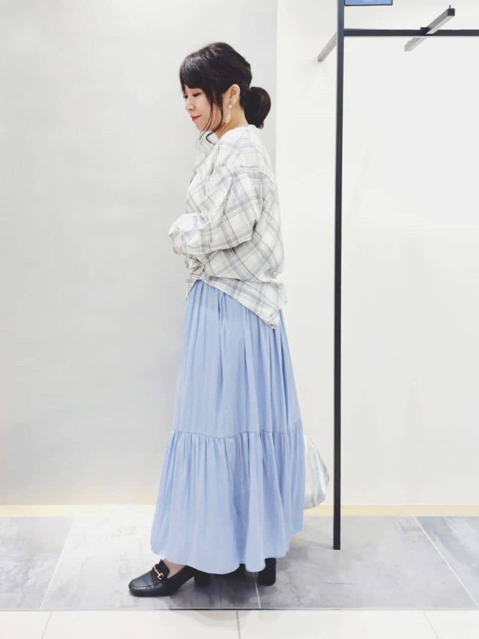 TOMOMIさんの「INDIVI｜【洗える／丈調整可能】ギャザーフレアスカート」を使ったコーディネート