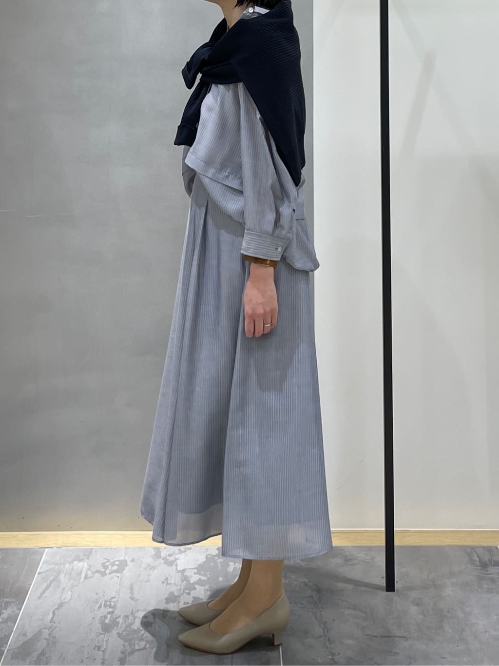 shihoさんの「INDIVI｜【接触冷感／洗える／2WAY】ドロスト付 シアーシャンブレーシャツ」を使ったコーディネート