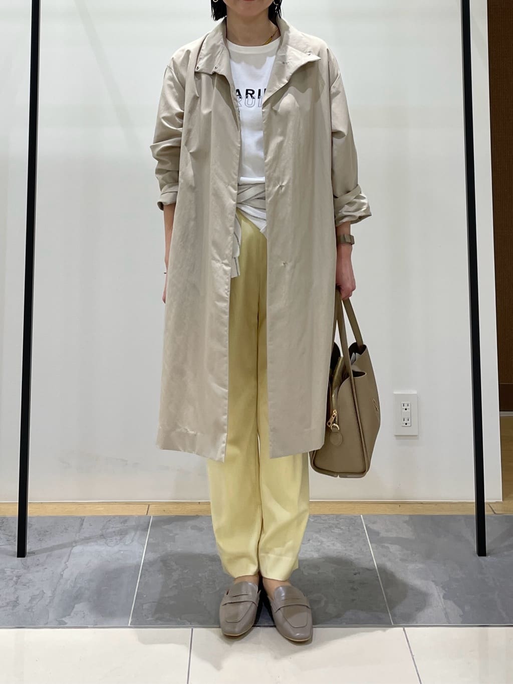 shihoさんの「INDIVI｜【撥水／軽量】ミニマル スタンドカラーコート」を使ったコーディネート