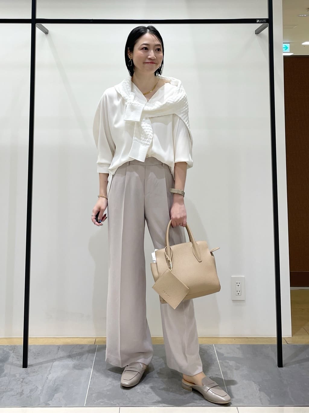 shihoさんの「INDIVI｜【洗える／UVケア／マットサテン】Vネックドルマンスリーブブラウス」を使ったコーディネート