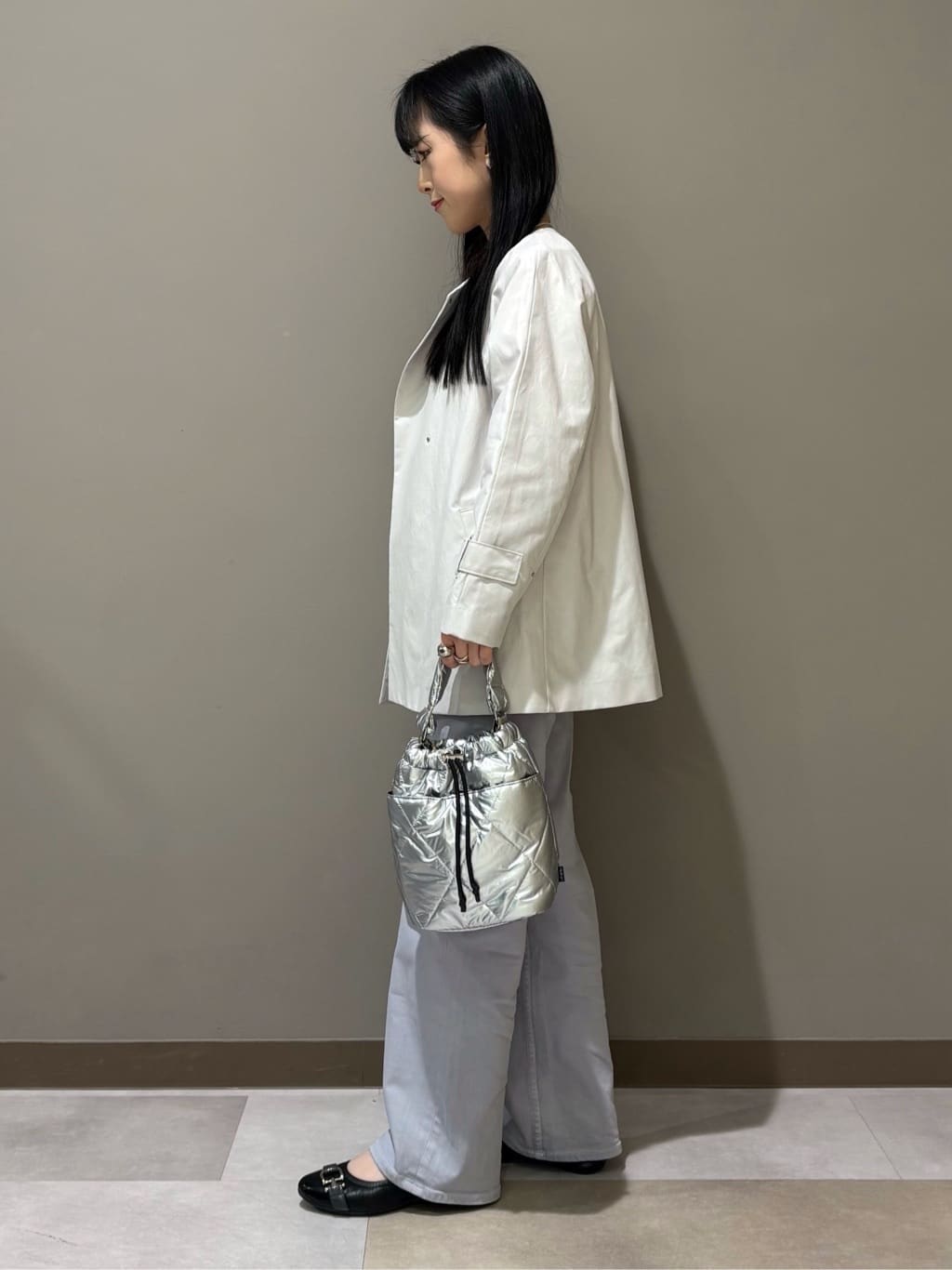 KEIKOさんの「INDIVI｜【撥水/軽量】ミドル丈 ミニマルトレンチコート」を使ったコーディネート