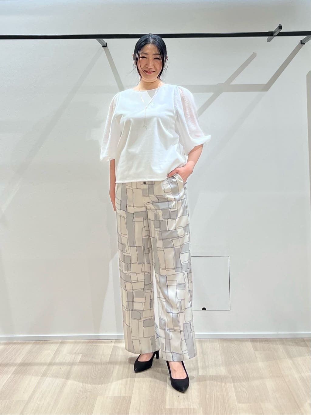 TOMOMIさんの「UNTITLED｜【洗える/袖シアー】ポンチ袖ボリュームトップス」を使ったコーディネート