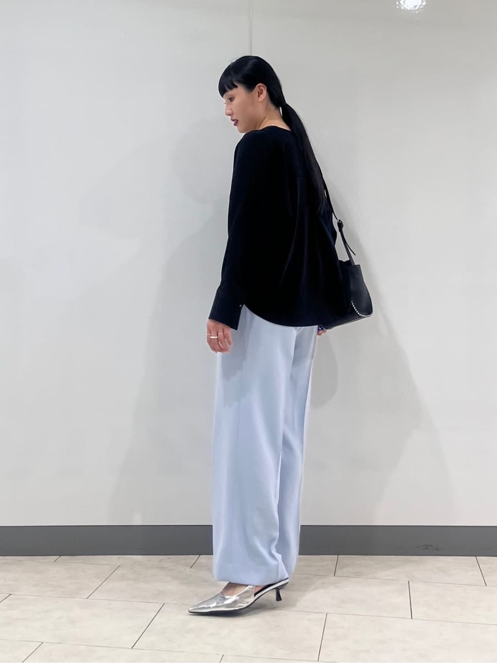 hasuさんの「INDIVI｜【洗える／UVケア／マットサテン】Vネックドルマンスリーブブラウス」を使ったコーディネート