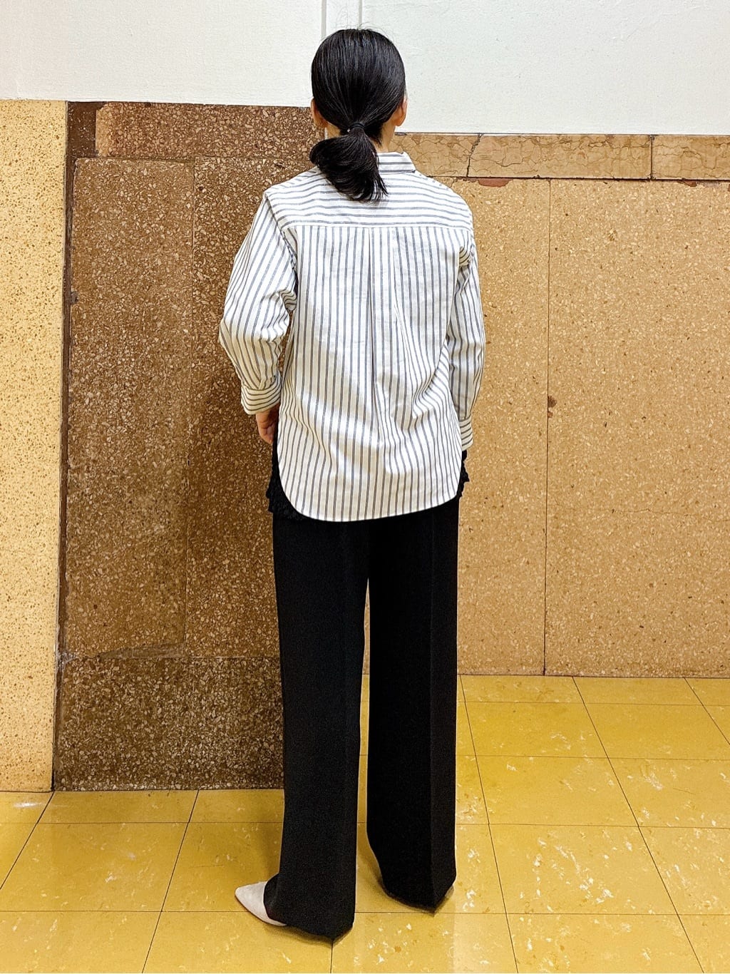 hattoriさんの「INDIVI｜【2WAY／洗える】ラメストライプ コットン混シャツ」を使ったコーディネート