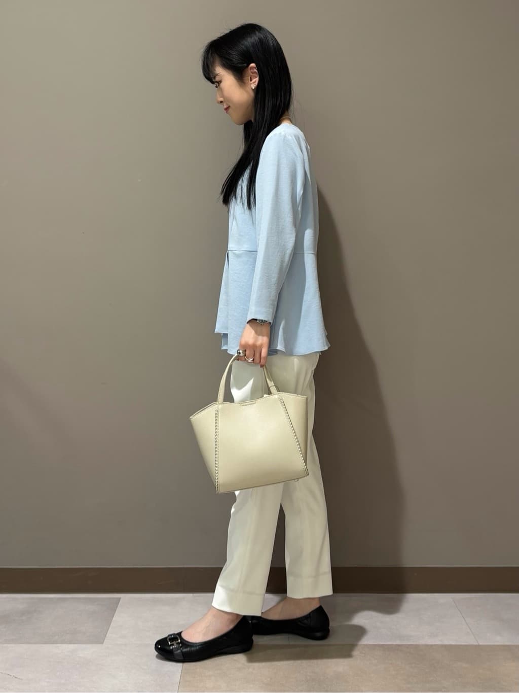KEIKOさんの「INDIVI｜【撥水/軽量】ミドル丈 ミニマルトレンチコート」を使ったコーディネート