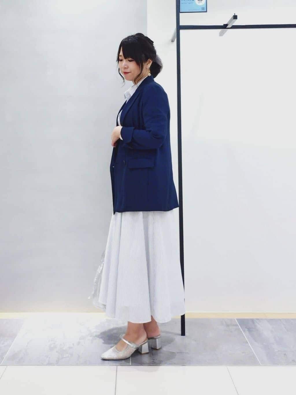 TOMOMIさんの「INDIVI｜【接触冷感／洗える／2WAY】ドロスト付 シアーシャンブレーシャツ」を使ったコーディネート
