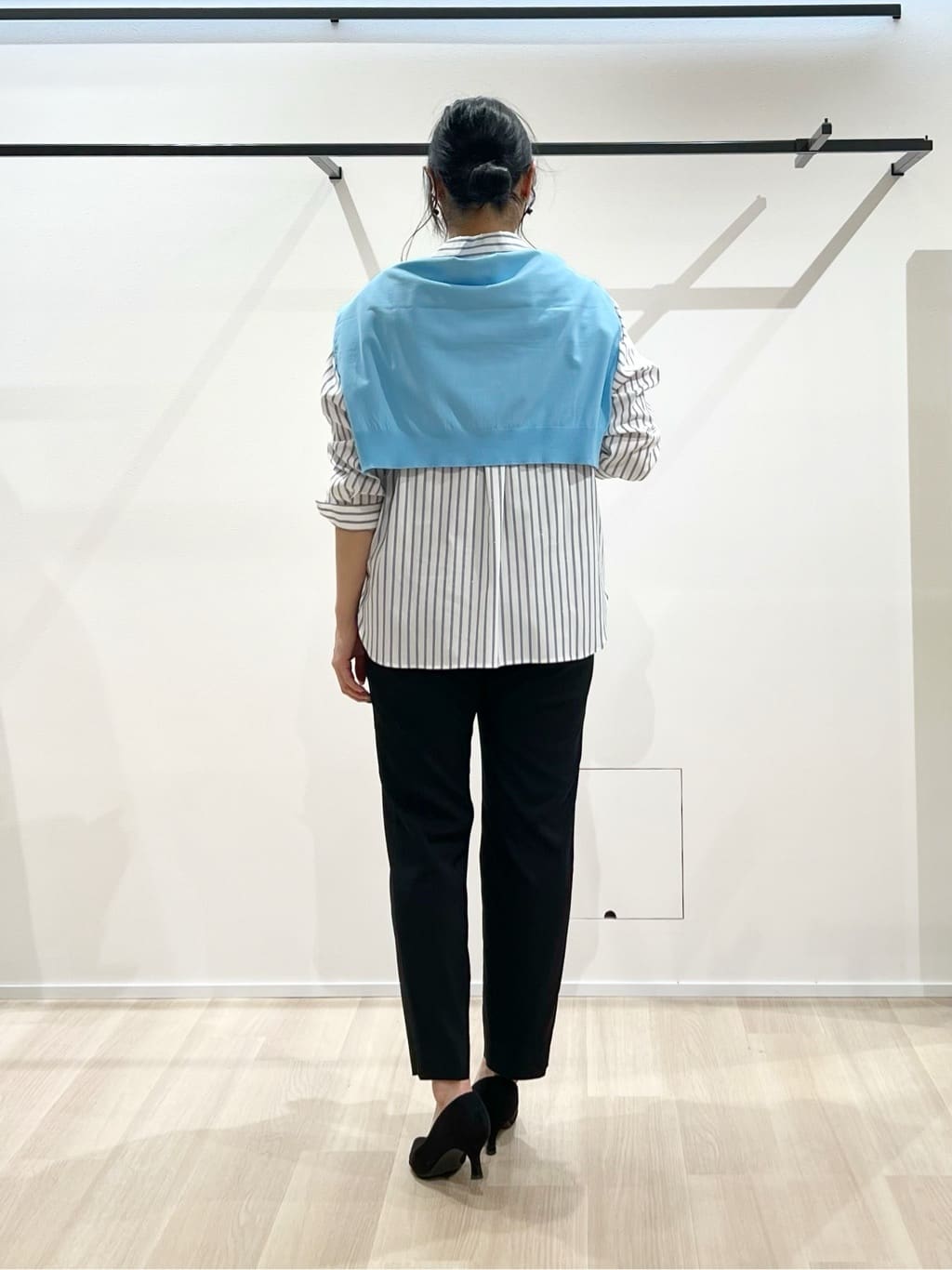 TOMOMIさんの「UNTITLED｜【2WAY／洗える】ラメストライプ コットン混シャツ」を使ったコーディネート