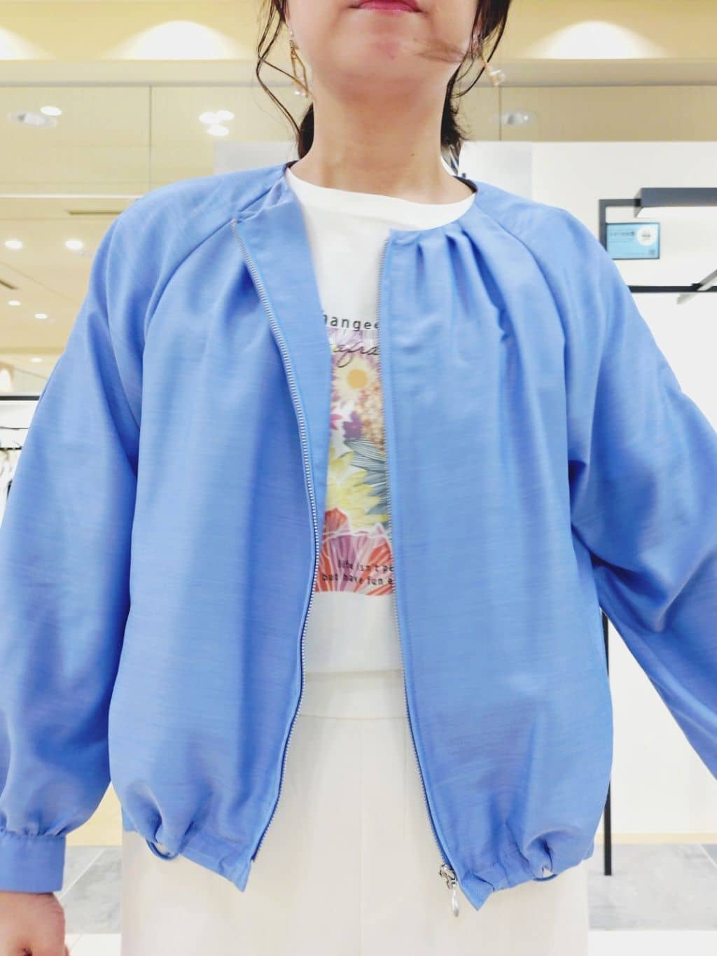 TOMOMIさんの「INDIVI｜【UVケア／選べるグラフィック】スムースジャージTシャツ」を使ったコーディネート