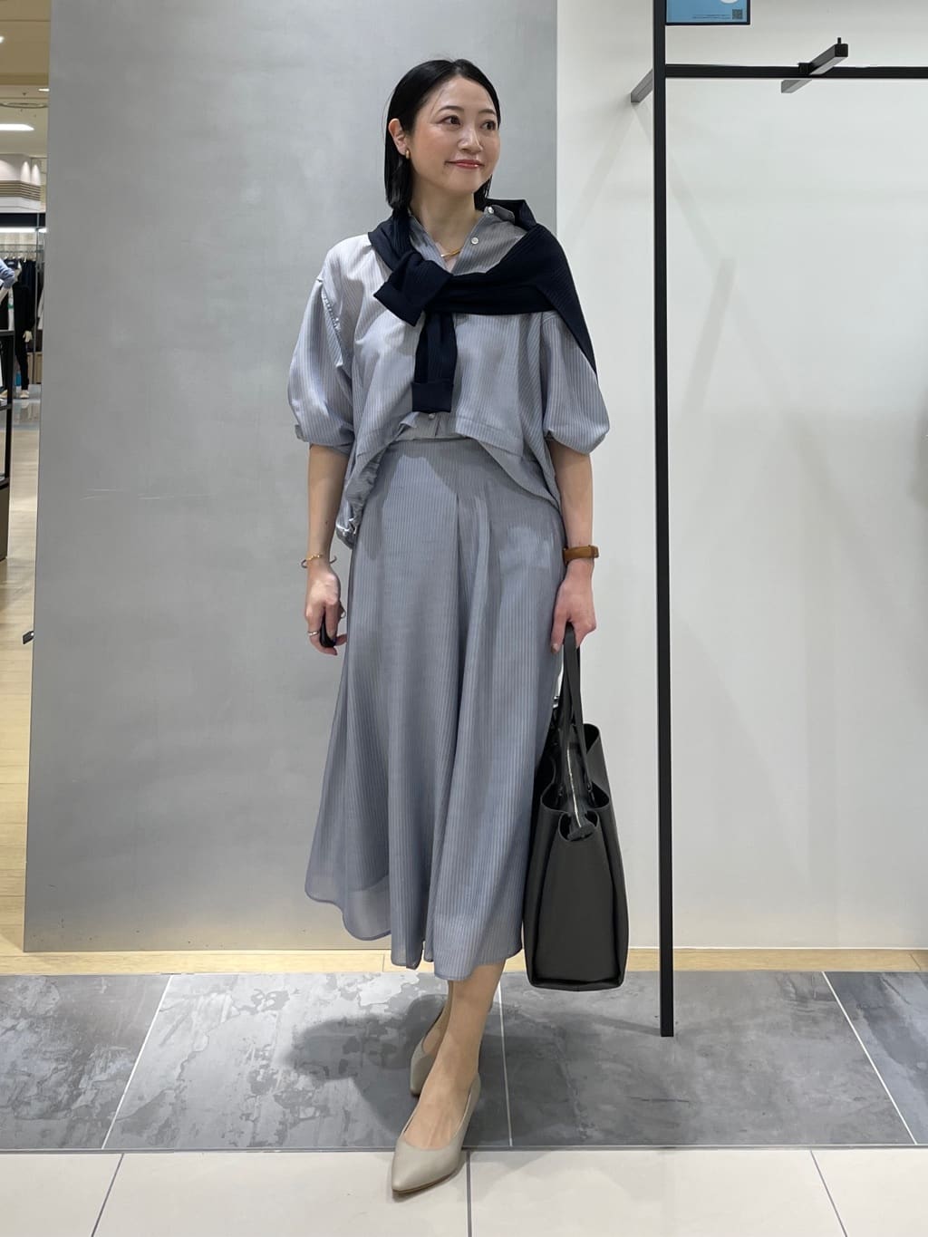 shihoさんの「INDIVI｜【接触冷感／洗える／2WAY】ドロスト付 シアーシャンブレーシャツ」を使ったコーディネート