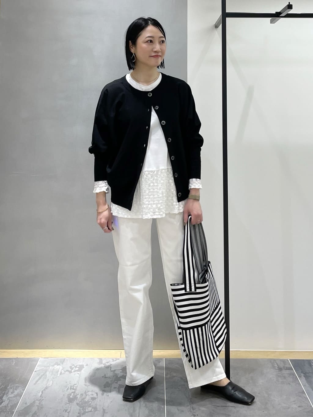 shihoさんの「INDIVI｜【洗える／前後2WAY／アンサンブル可能】ドルマンスリーブカーディガン」を使ったコーディネート