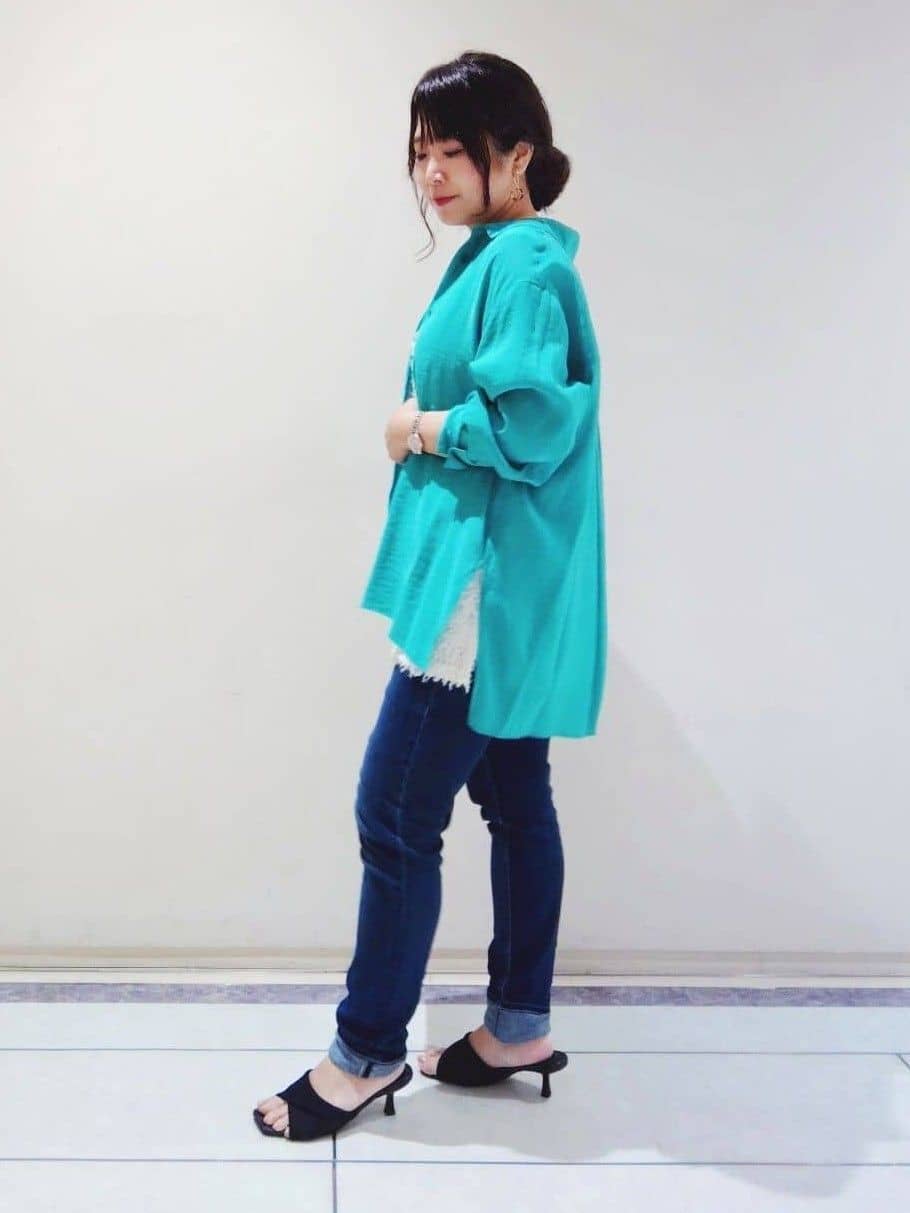 TOMOMIさんの「INDIVI｜【通年活躍！褒められデニム】スキニー デニムパンツ」を使ったコーディネート