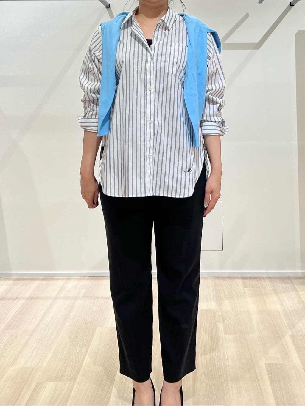 TOMOMIさんの「UNTITLED｜【2WAY／洗える】ラメストライプ コットン混シャツ」を使ったコーディネート