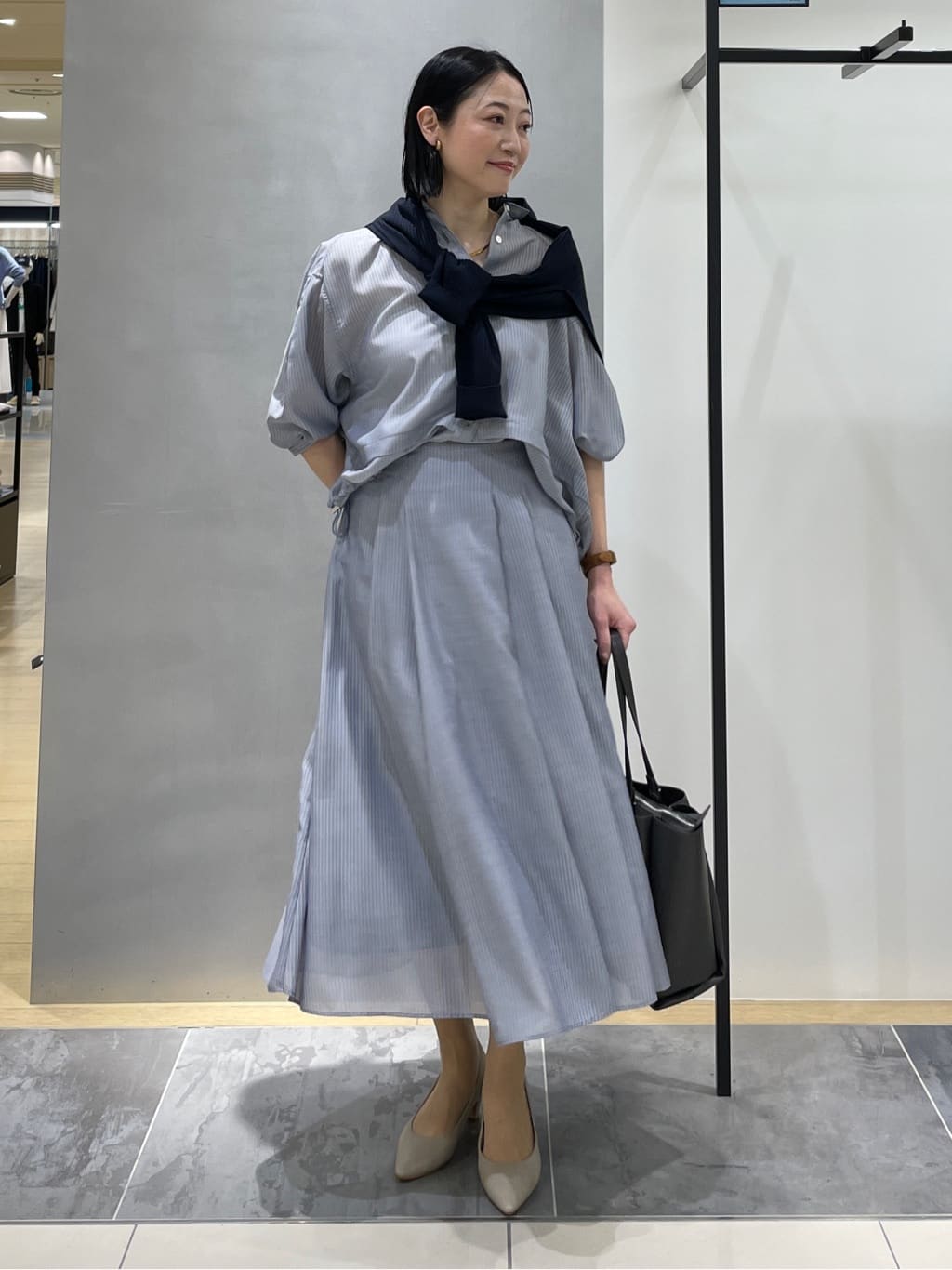 shihoさんの「INDIVI｜【接触冷感／洗える／2WAY】ドロスト付 シアーシャンブレーシャツ」を使ったコーディネート