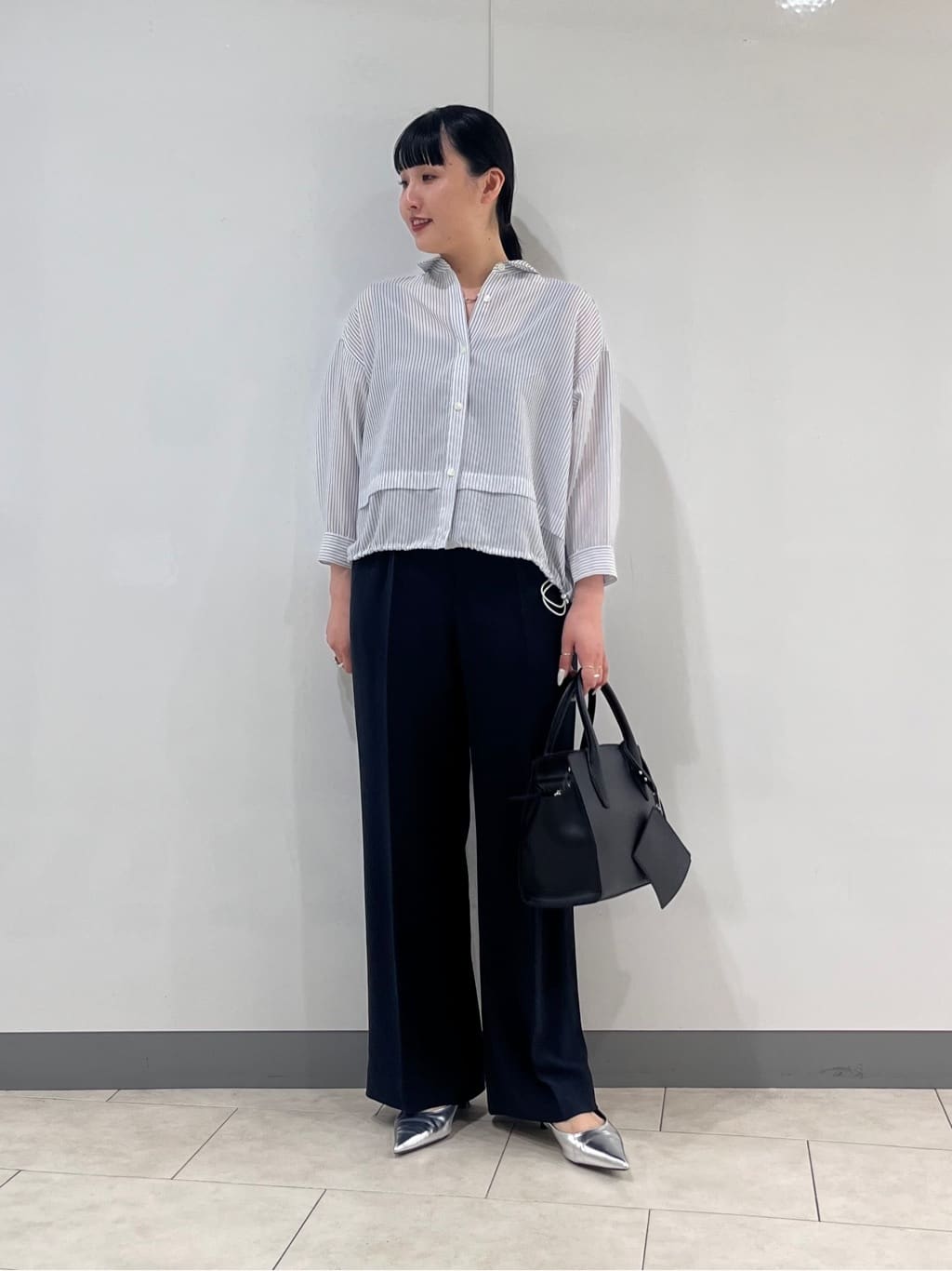 hasuさんの「INDIVI｜【接触冷感／洗える／2WAY】ドロスト付 シアーシャンブレーシャツ」を使ったコーディネート