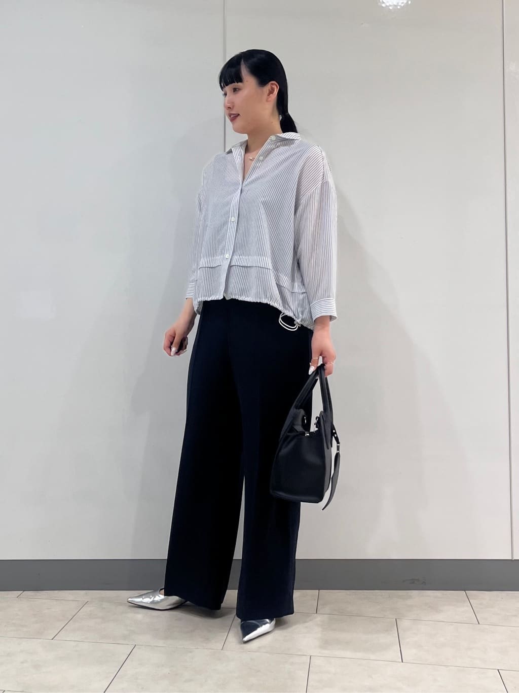 hasuさんの「INDIVI｜【接触冷感／洗える／2WAY】ドロスト付 シアーシャンブレーシャツ」を使ったコーディネート