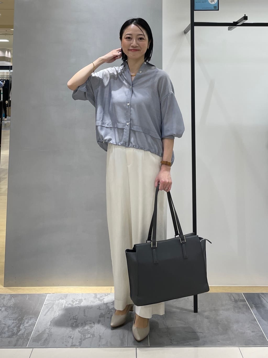 shihoさんの「INDIVI｜【接触冷感／洗える／2WAY】ドロスト付 シアーシャンブレーシャツ」を使ったコーディネート