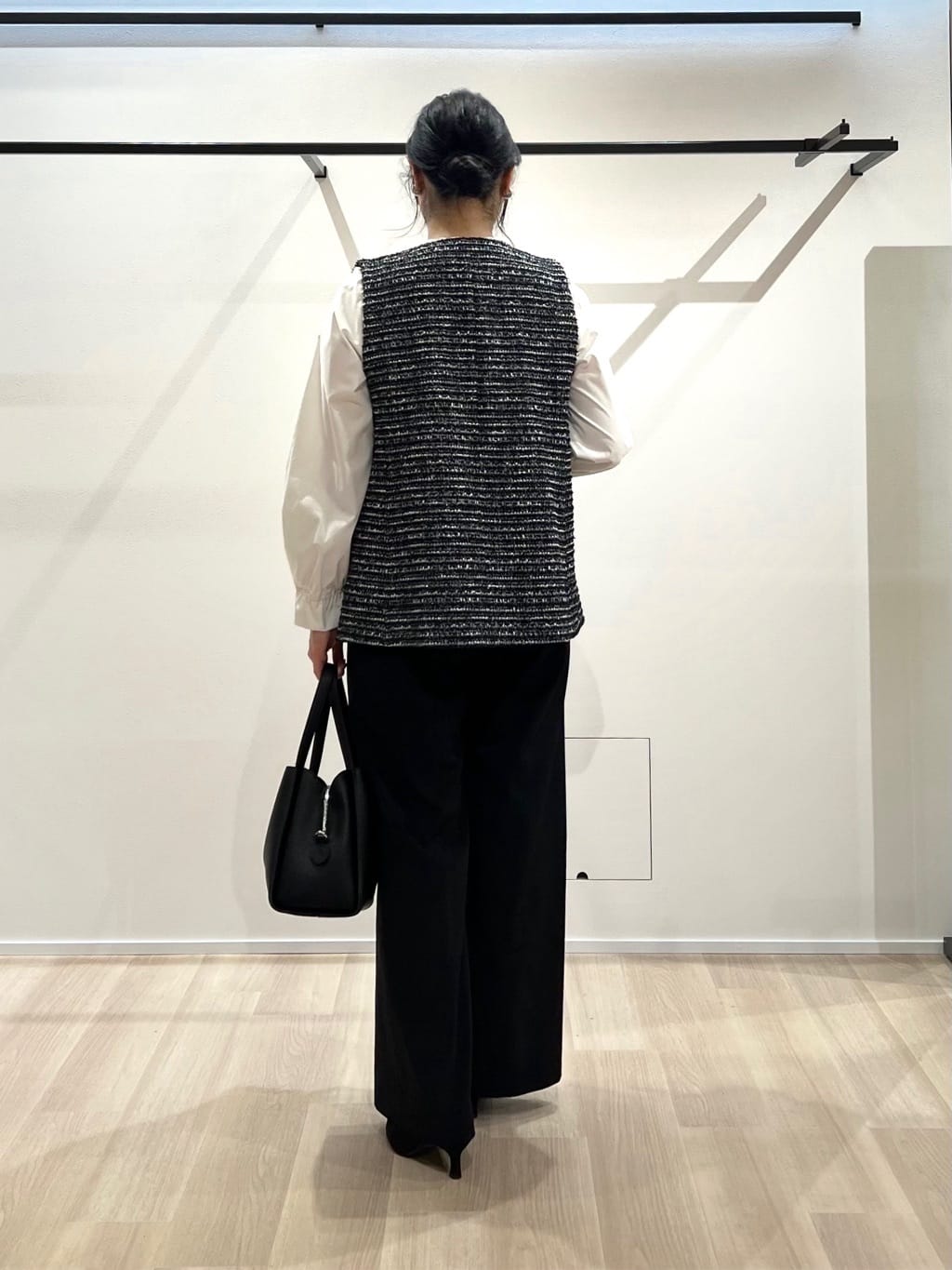 TOMOMIさんの「UNTITLED｜【2点セット／洗える】ツイードジレ＆ボウタイブラウス」を使ったコーディネート