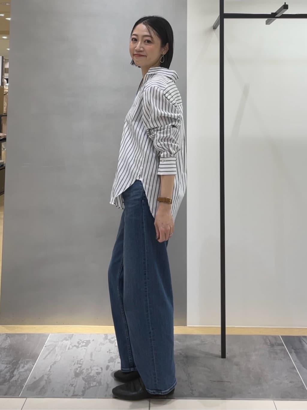 shihoさんの「INDIVI｜【2WAY／洗える】ラメストライプ コットン混シャツ」を使ったコーディネート