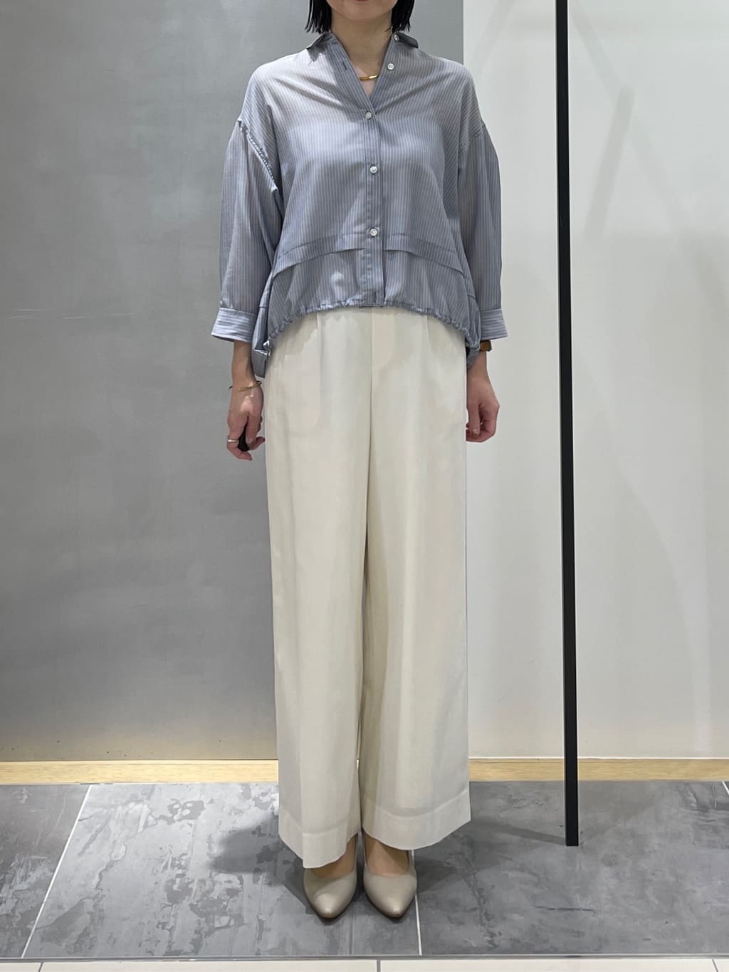 shihoさんの「INDIVI｜【接触冷感／洗える／2WAY】ドロスト付 シアーシャンブレーシャツ」を使ったコーディネート