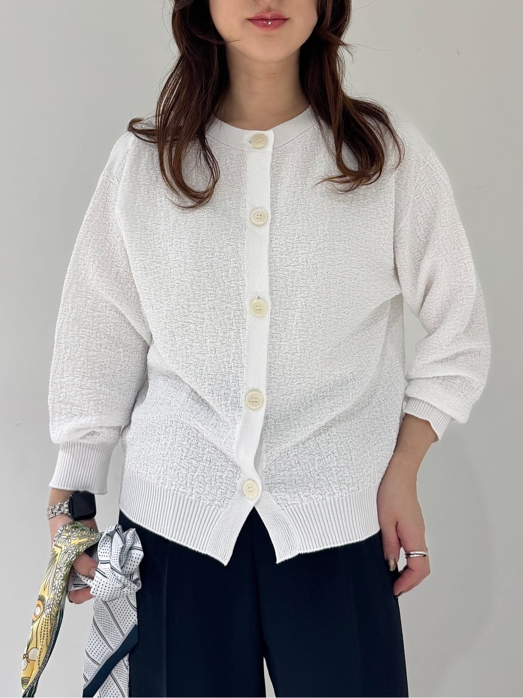 そんさんの「INDIVI｜【前後2WAY／洗える】凹凸編地カーディガンニット」を使ったコーディネート