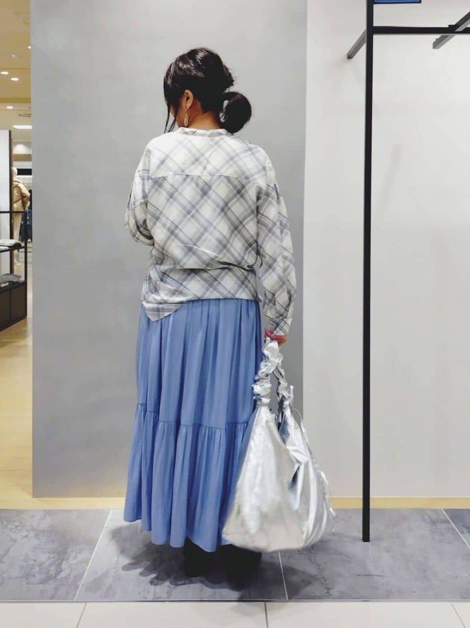 TOMOMIさんの「INDIVI｜【洗える／丈調整可能】ギャザーフレアスカート」を使ったコーディネート