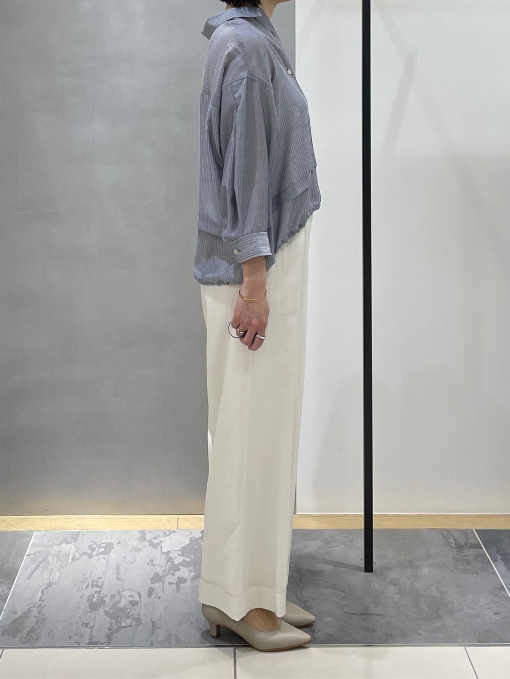 shihoさんの「INDIVI｜【接触冷感／洗える／2WAY】ドロスト付 シアーシャンブレーシャツ」を使ったコーディネート