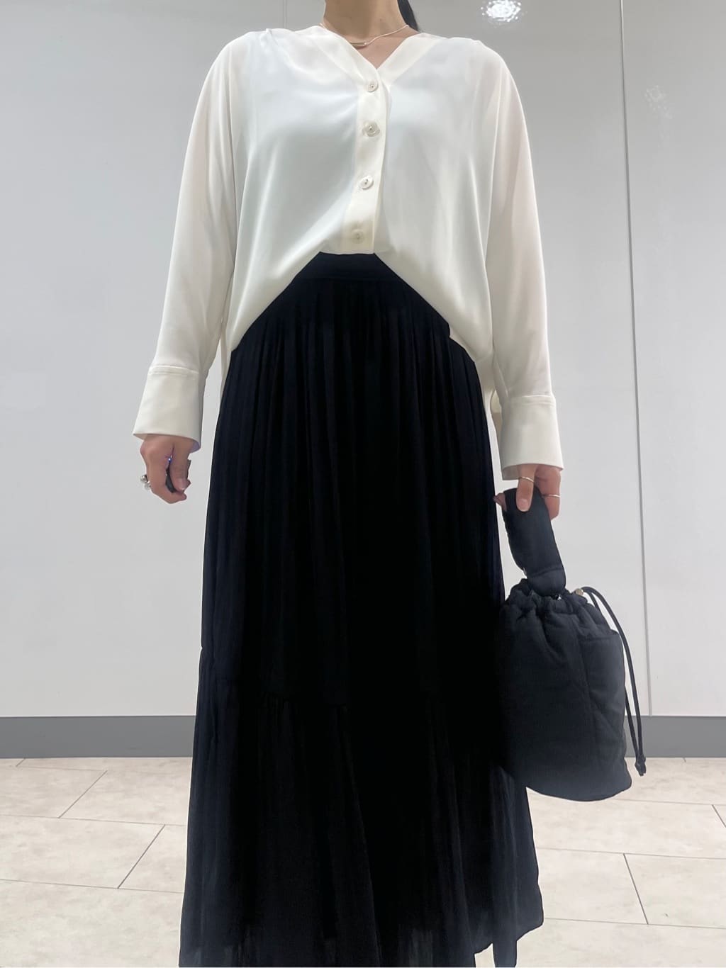 hasuさんの「INDIVI｜【洗える／UVケア／マットサテン】Vネックドルマンスリーブブラウス」を使ったコーディネート