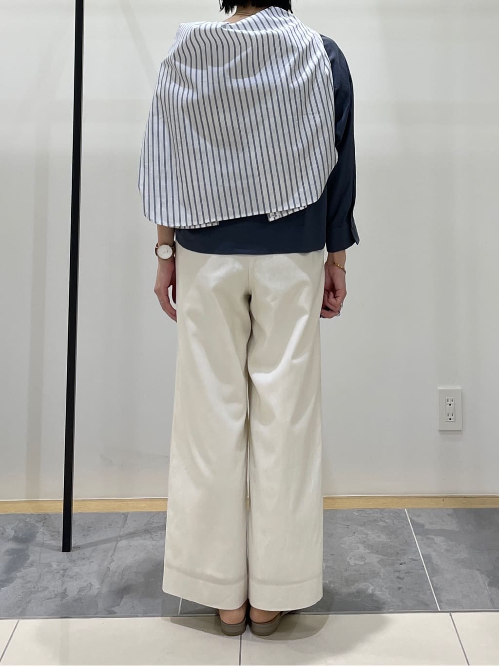 shihoさんの「INDIVI｜【洗える／UVケア／SETUP可能】デニムライク ランタン袖ブラウス」を使ったコーディネート