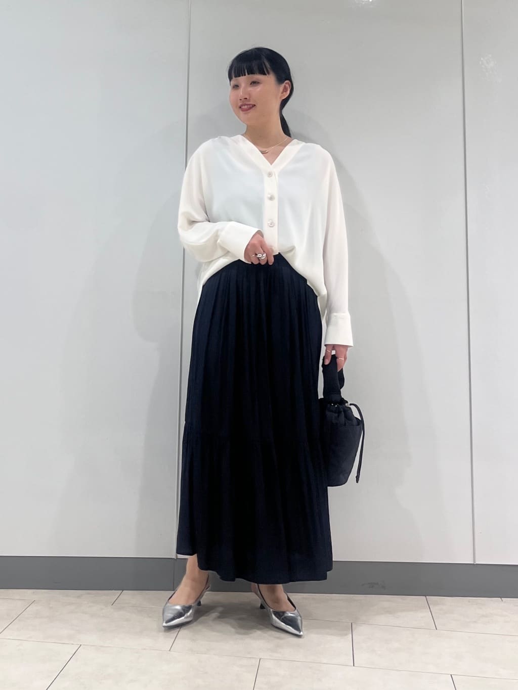 hasuさんの「INDIVI｜【洗える／UVケア／マットサテン】Vネックドルマンスリーブブラウス」を使ったコーディネート
