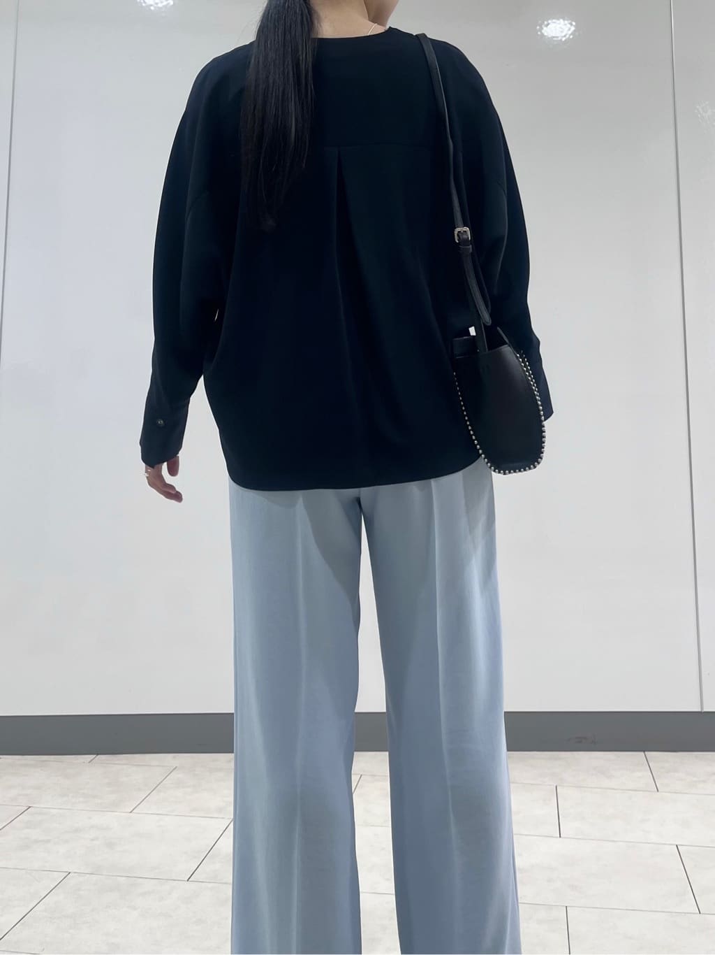 hasuさんの「INDIVI｜【洗える／UVケア／マットサテン】Vネックドルマンスリーブブラウス」を使ったコーディネート