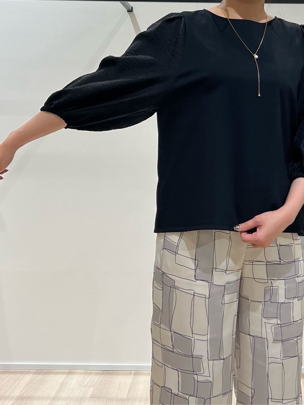 TOMOMIさんの「UNTITLED｜【洗える/袖シアー】ポンチ袖ボリュームトップス」を使ったコーディネート