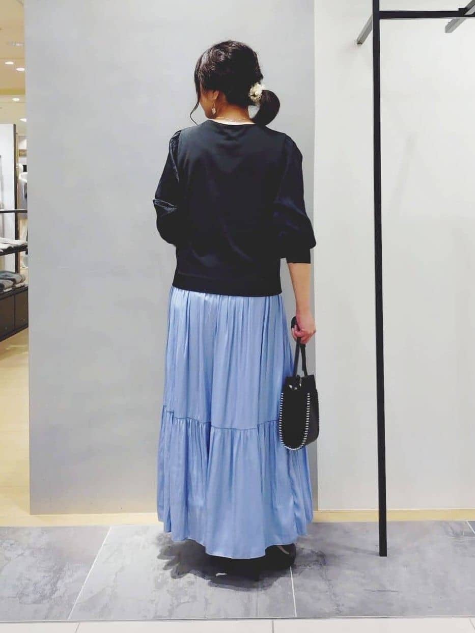 TOMOMIさんの「INDIVI｜【洗える／丈調整可能】ギャザーフレアスカート」を使ったコーディネート