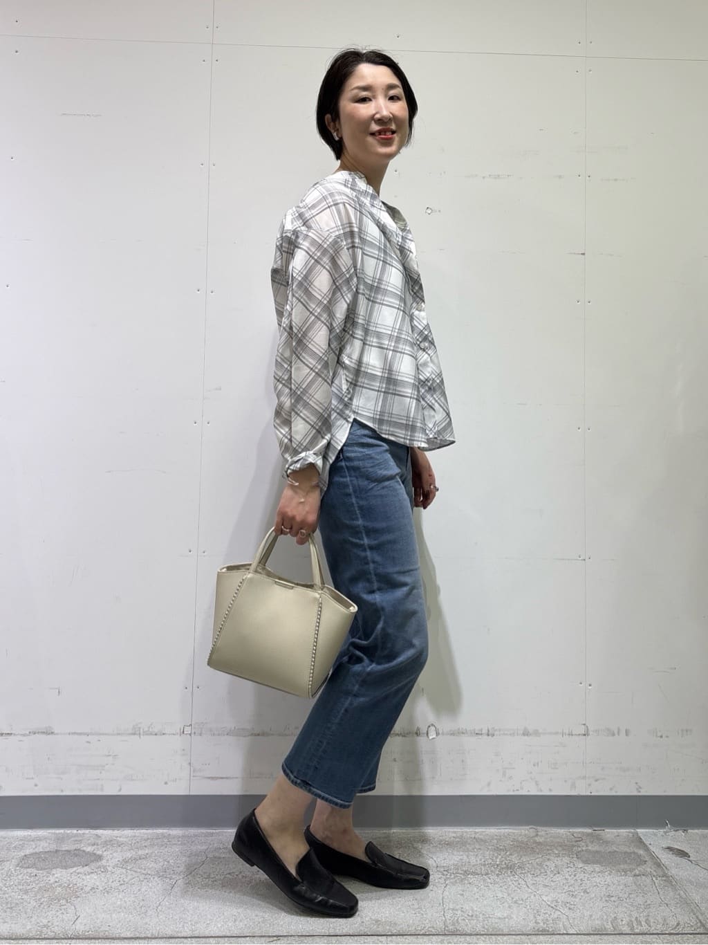 yuriさんの「INDIVI｜【褒められデニム】スリムストレート デニムパンツ」を使ったコーディネート