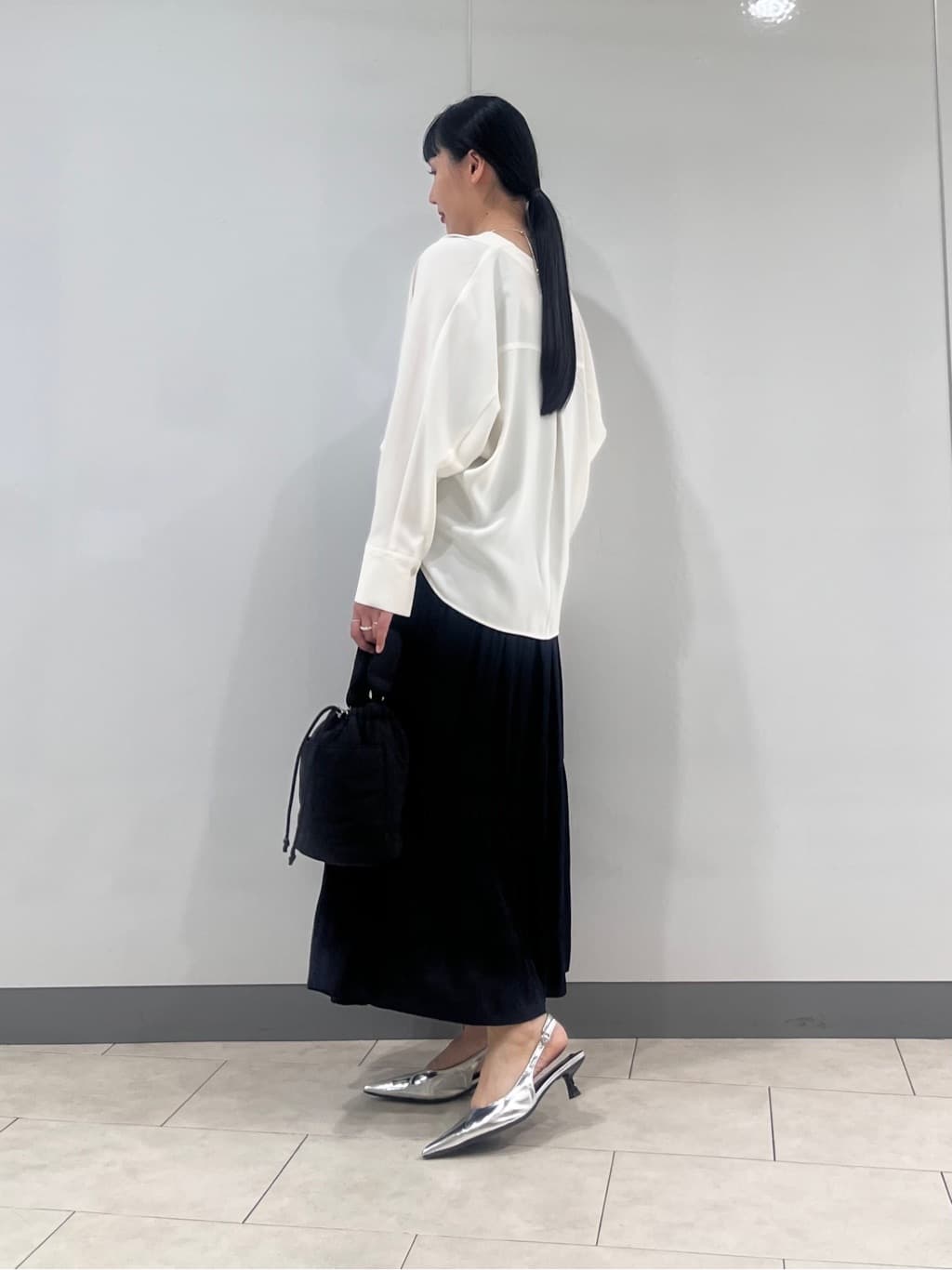 hasuさんの「INDIVI｜【洗える／UVケア／マットサテン】Vネックドルマンスリーブブラウス」を使ったコーディネート