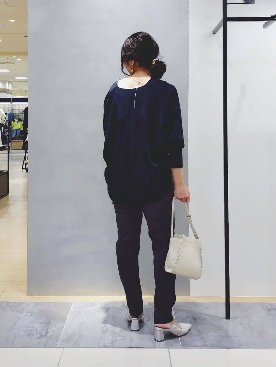 TOMOMIさんの「INDIVI｜【洗える／UVケア／マットサテン】Vネックドルマンスリーブブラウス」を使ったコーディネート