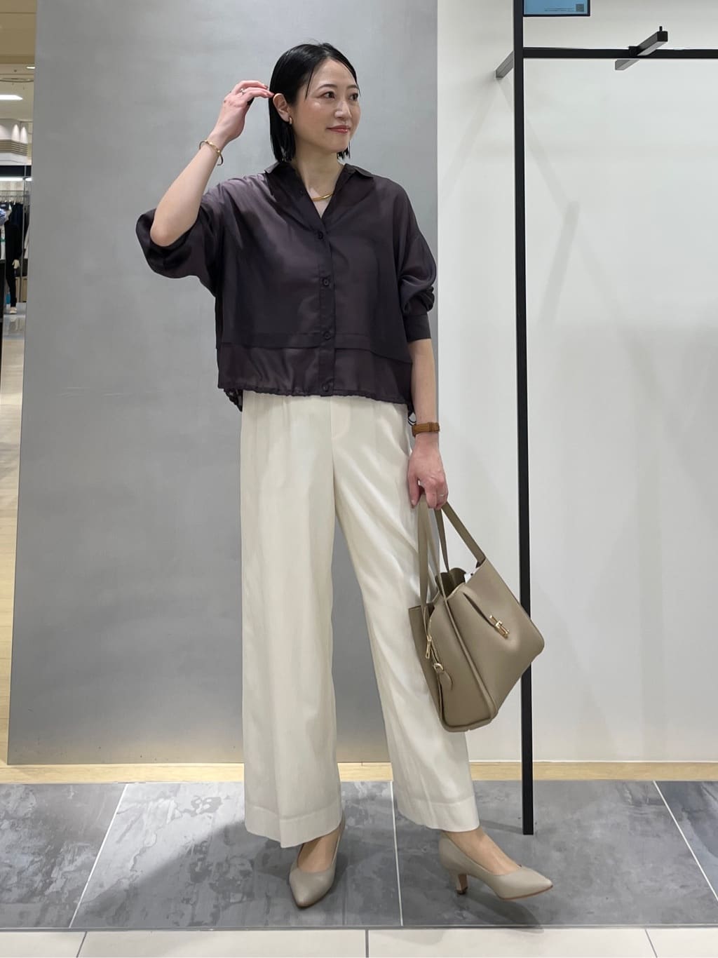 shihoさんの「INDIVI｜【接触冷感／洗える／2WAY】ドロスト付 シアーシャンブレーシャツ」を使ったコーディネート