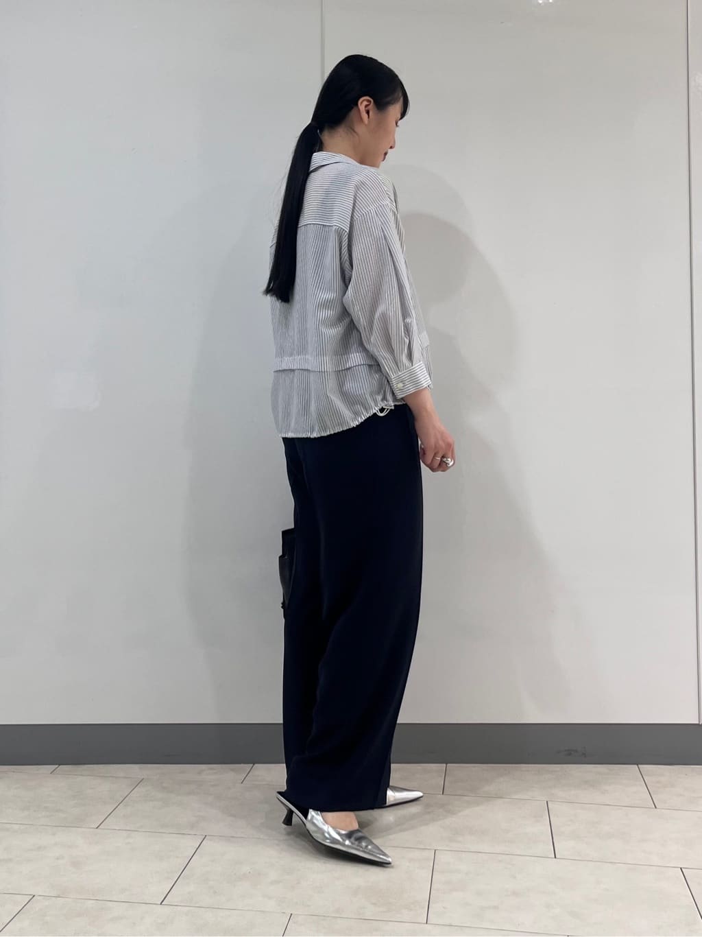 hasuさんの「INDIVI｜【接触冷感／洗える／2WAY】ドロスト付 シアーシャンブレーシャツ」を使ったコーディネート