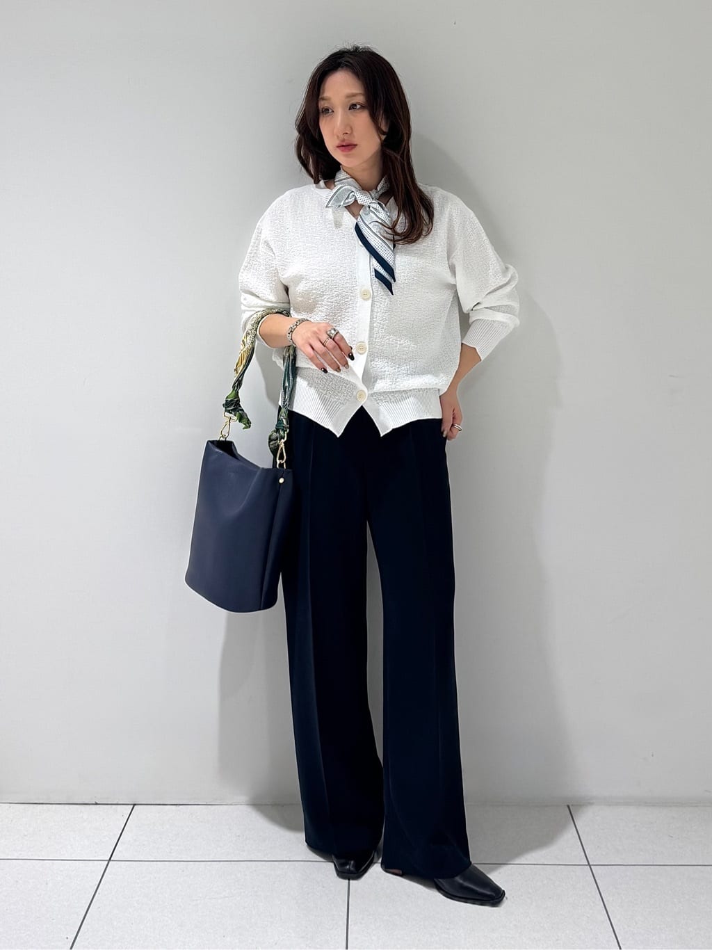 そんさんの「INDIVI｜【前後2WAY／洗える】凹凸編地カーディガンニット」を使ったコーディネート