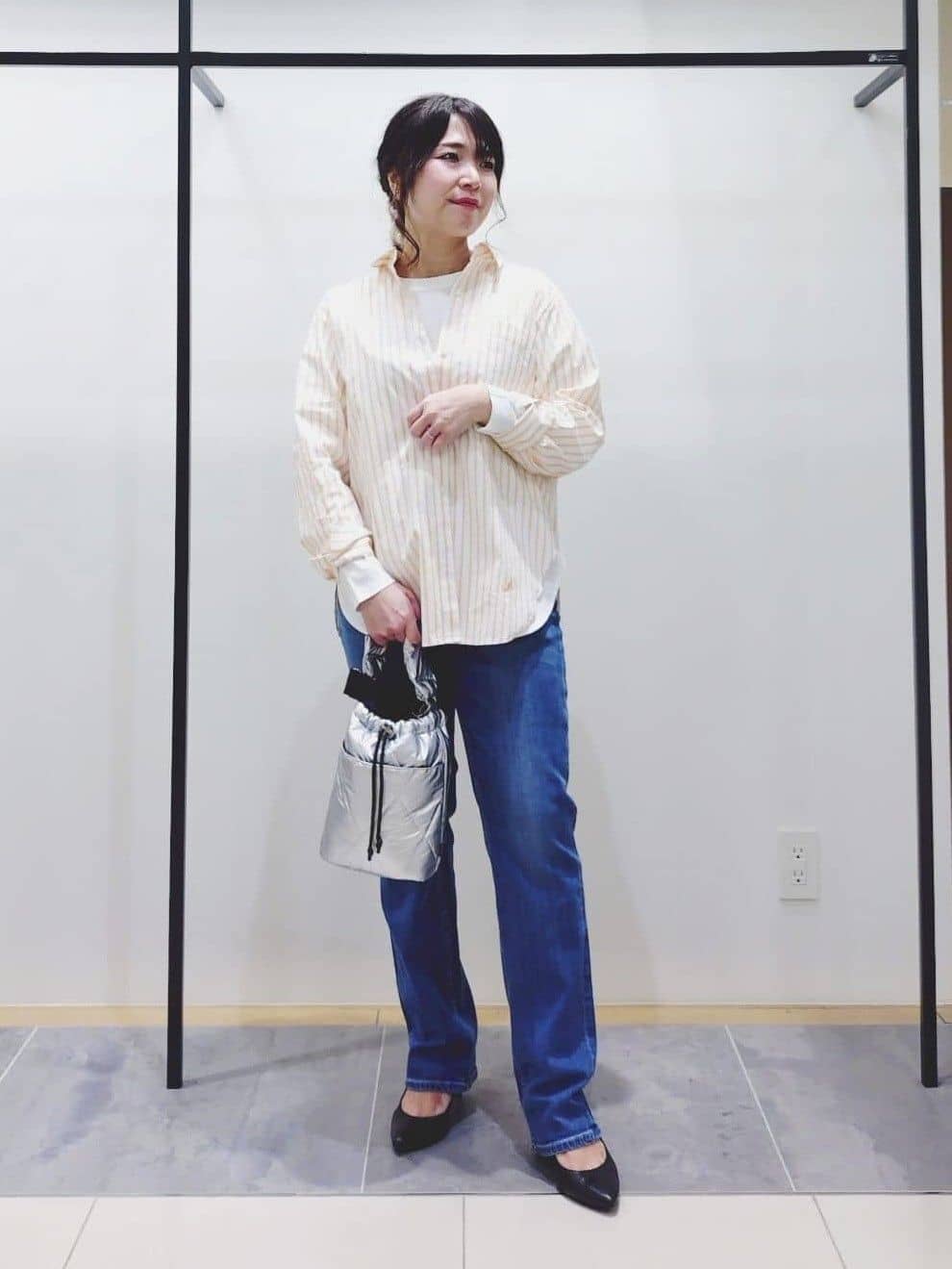 TOMOMIさんの「INDIVI｜【褒められデニム】スリムストレート デニムパンツ」を使ったコーディネート