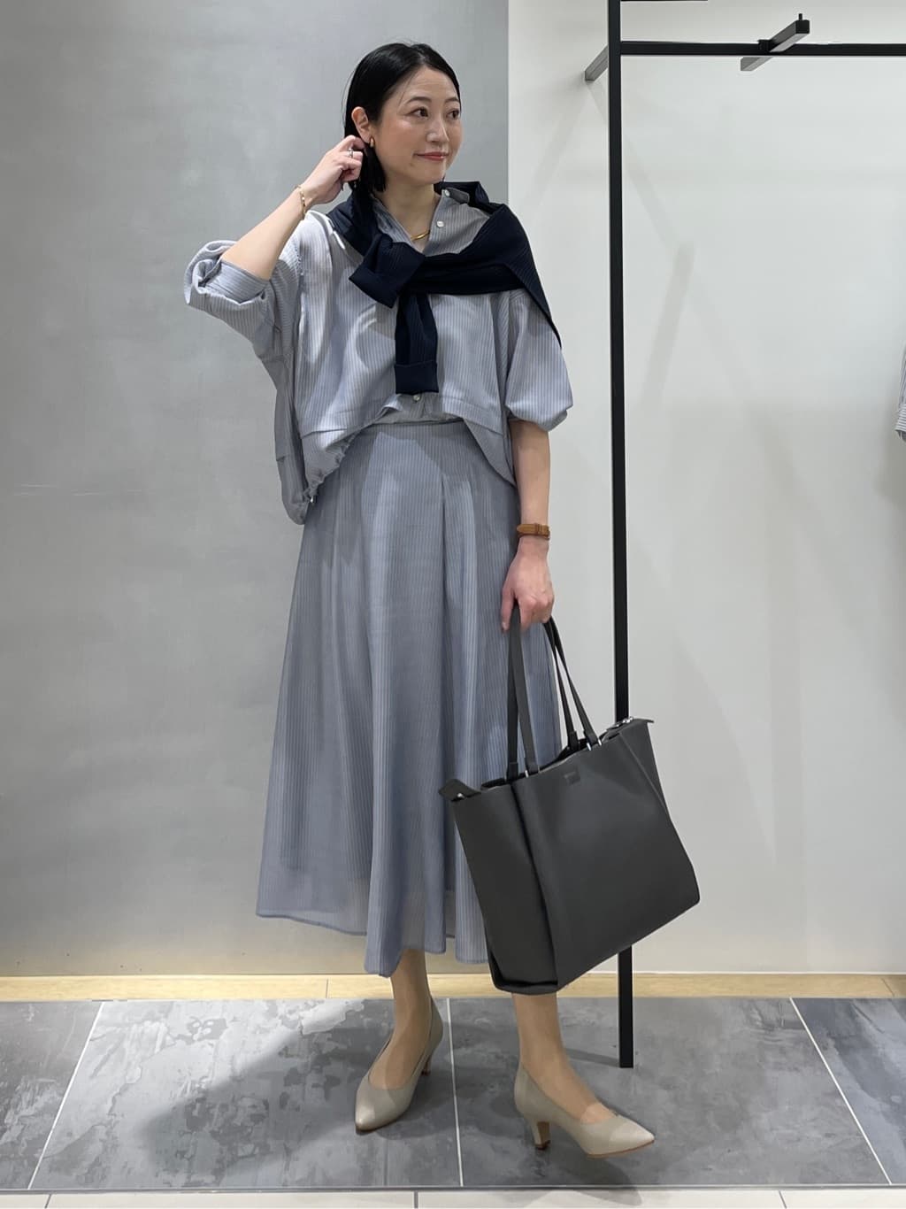 shihoさんの「INDIVI｜【接触冷感／洗える／2WAY】ドロスト付 シアーシャンブレーシャツ」を使ったコーディネート