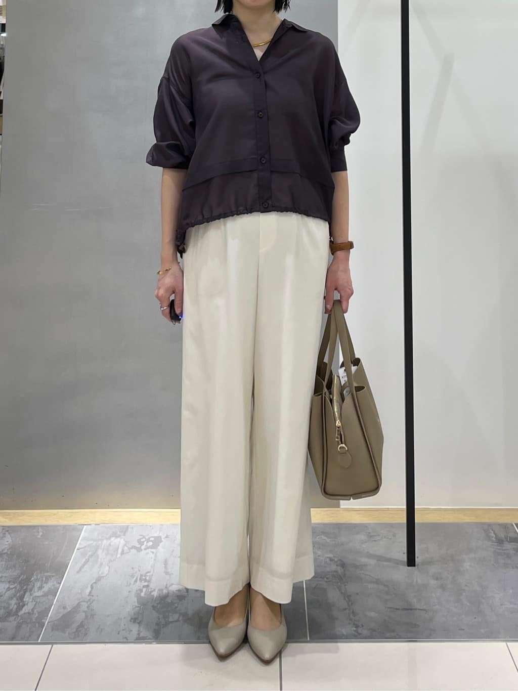shihoさんの「INDIVI｜【接触冷感／洗える／2WAY】ドロスト付 シアーシャンブレーシャツ」を使ったコーディネート