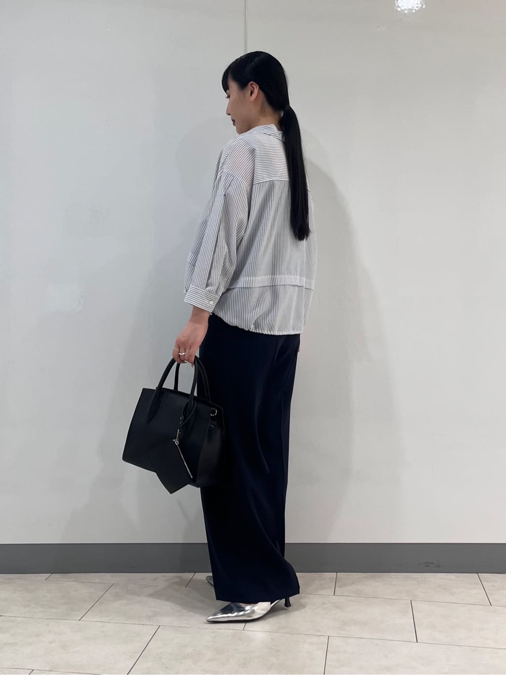 hasuさんの「INDIVI｜【接触冷感／洗える／2WAY】ドロスト付 シアーシャンブレーシャツ」を使ったコーディネート