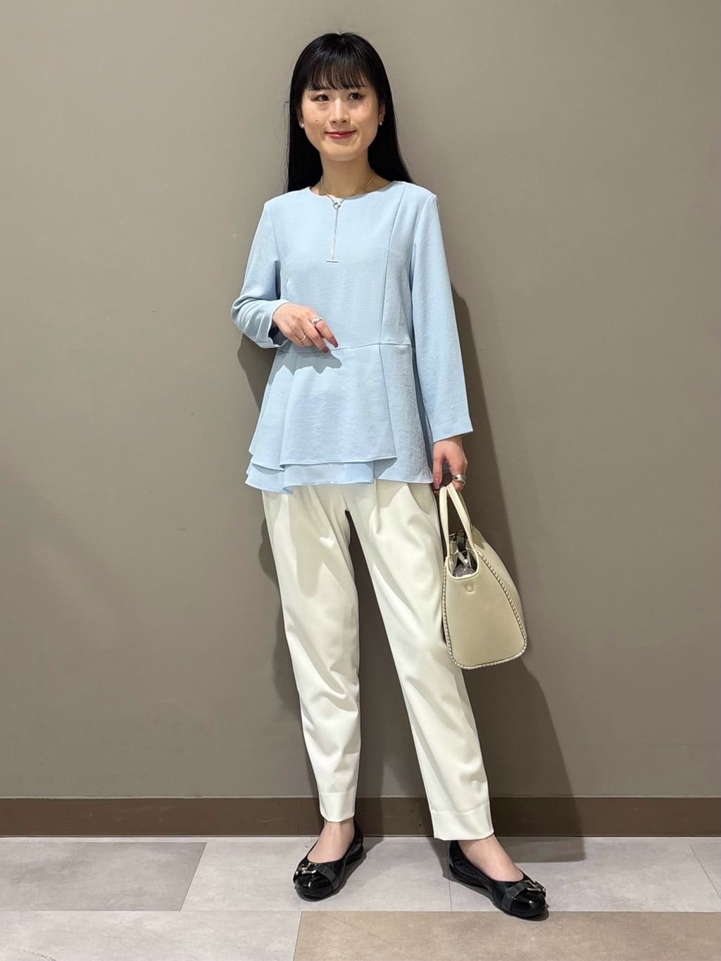 KEIKOさんの「INDIVI｜【撥水/軽量】ミドル丈 ミニマルトレンチコート」を使ったコーディネート