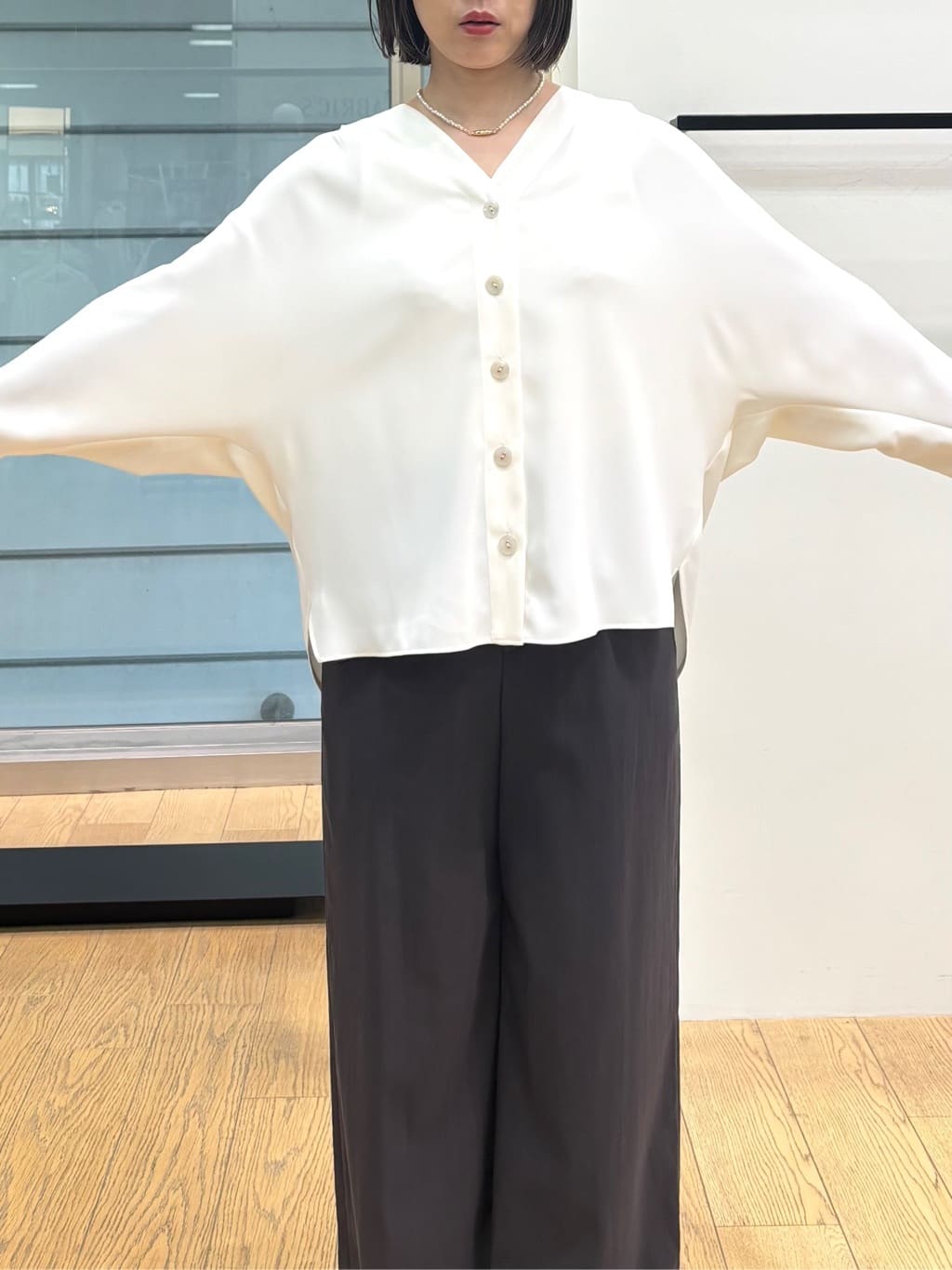 asamiさんの「INDIVI｜【洗える／UVケア／マットサテン】Vネックドルマンスリーブブラウス」を使ったコーディネート