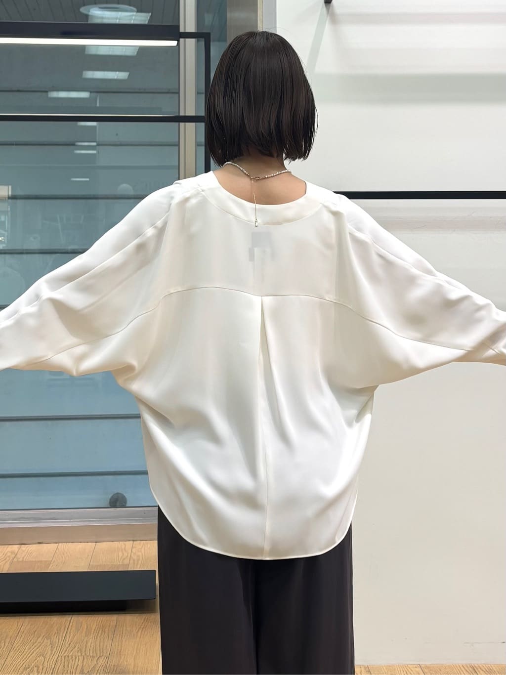 asamiさんの「INDIVI｜【洗える／UVケア／マットサテン】Vネックドルマンスリーブブラウス」を使ったコーディネート