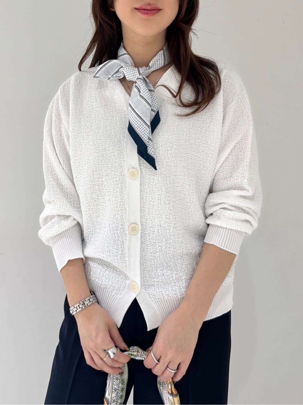 そんさんの「INDIVI｜【前後2WAY／洗える】凹凸編地カーディガンニット」を使ったコーディネート