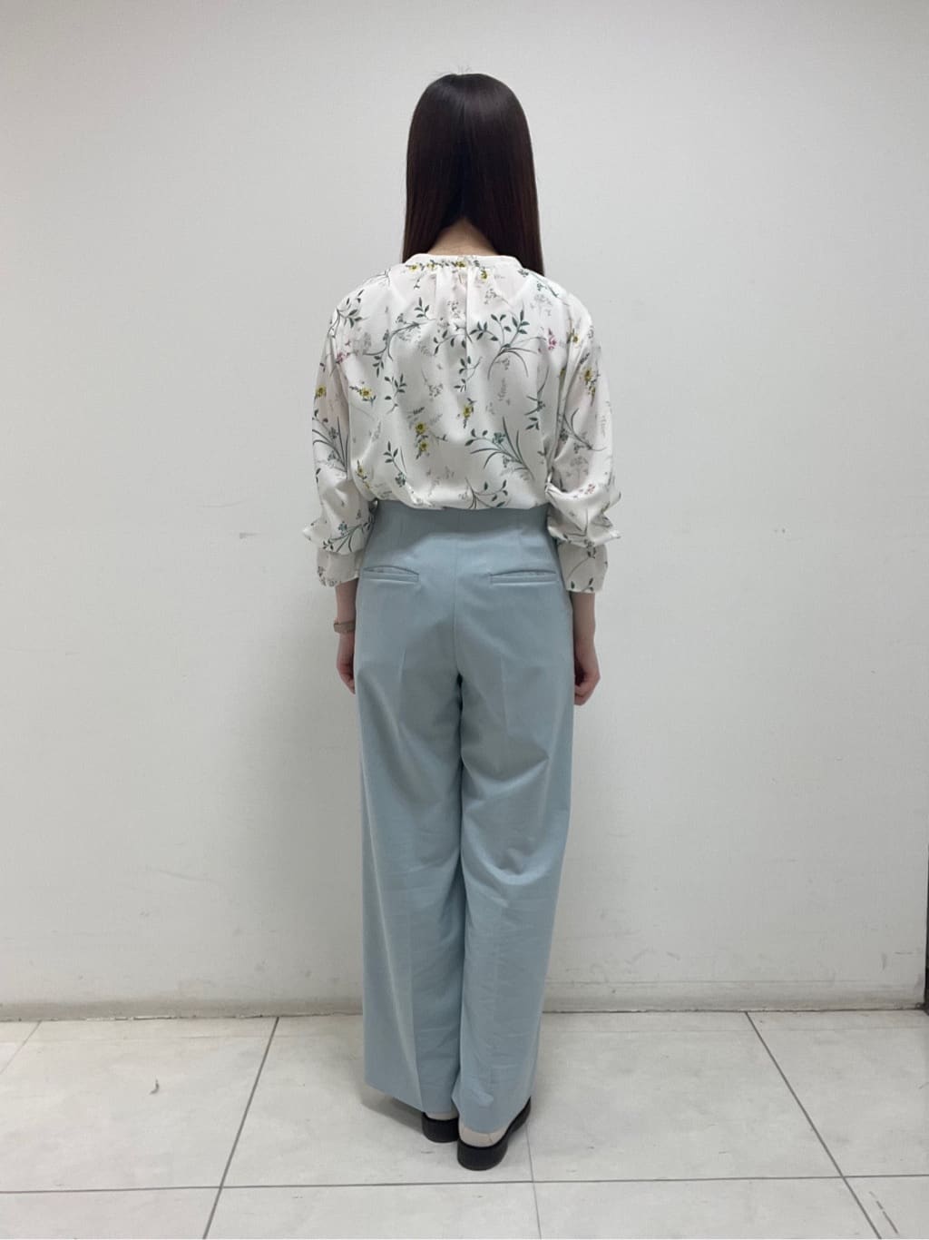 mさんの「INDIVI｜【SETUP可能】モダンフラワー柄キャンディスリーブブラウス」を使ったコーディネート